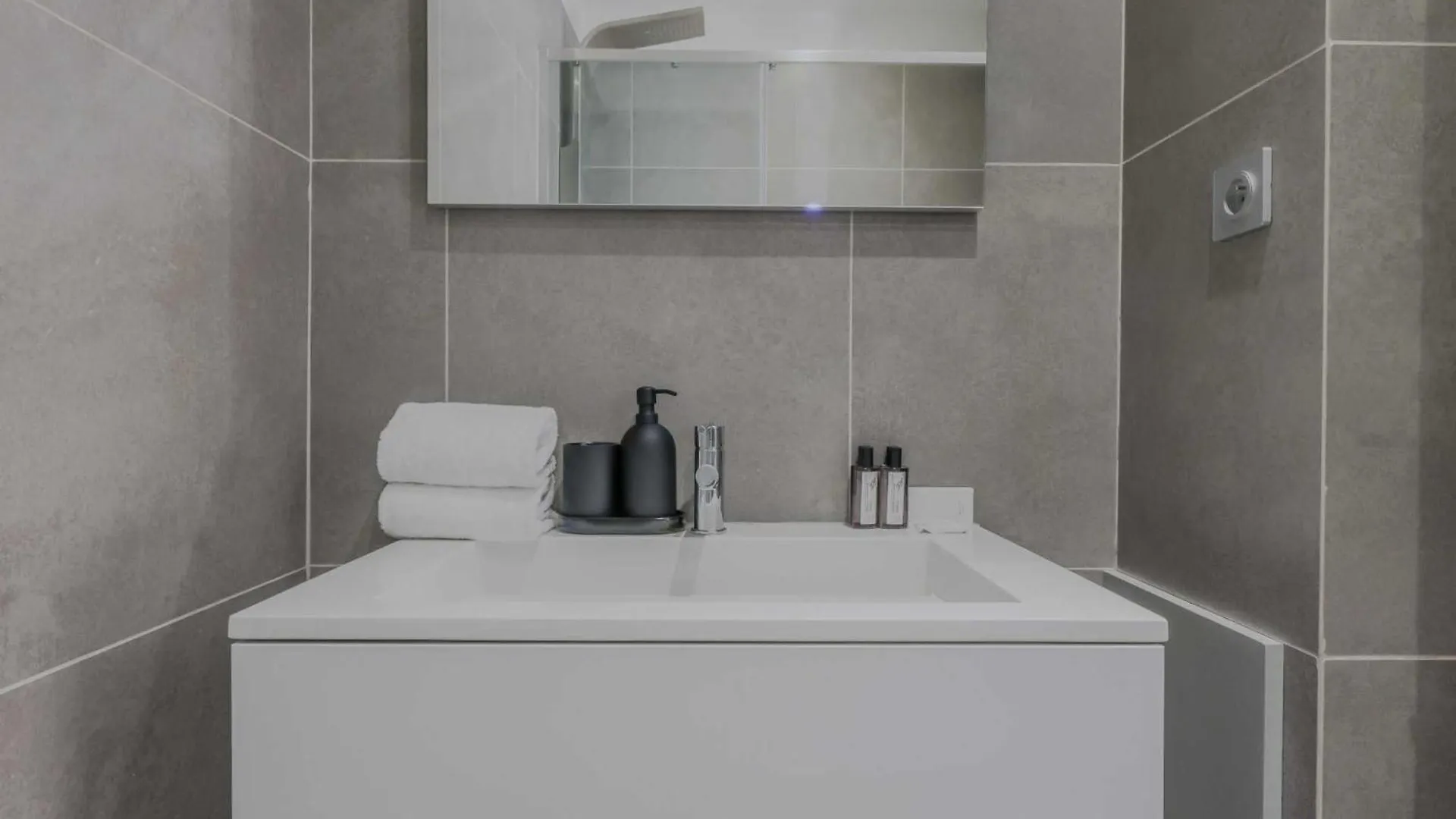 Spacious - 5br-12p - Trocadero